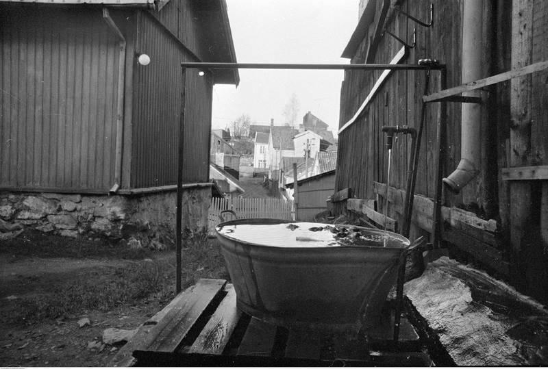 Rodeløkka fikk vanntilførsel allerede på slutten av 1880-tallet, men det var ikke ensbetydende med innlagt vann i husa. Bildet viser at noen tok klesvasken utendørs også i 1967.