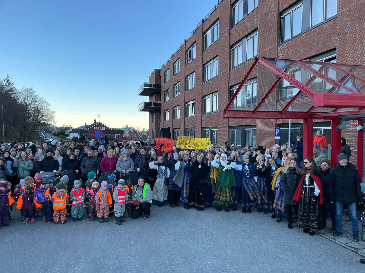 Mange hadde møtt opp til demonstrasjonen utenfor Sandnessjøen sykehus, i anledning besøk av helseminister Ingvild Kjerkol.