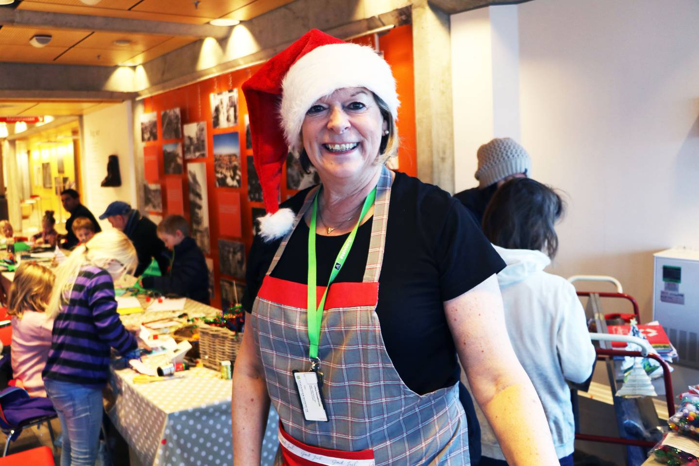 Julie Monsen synes det er flott at de voksne deltar så aktivt på juleverkstedet på Sølvberget.