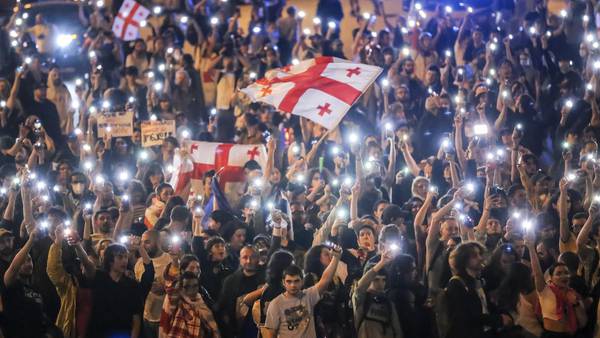 50.000 demonstrerer mot kontroversiell lov i Tbilisi