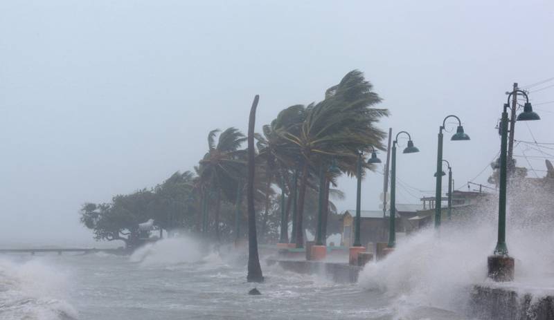 KOMMER TETT OG STERKT: Orkanene kommer nå uvanlig tett i det berørte området. Varmere temperatur i vannet gir sterkere krefter i orkanene, noe som igjen forverrer konsekvensene av dem. Her fra Puerto Rico. FOTO: ALVIN BAEZ/NTB SCANPIX