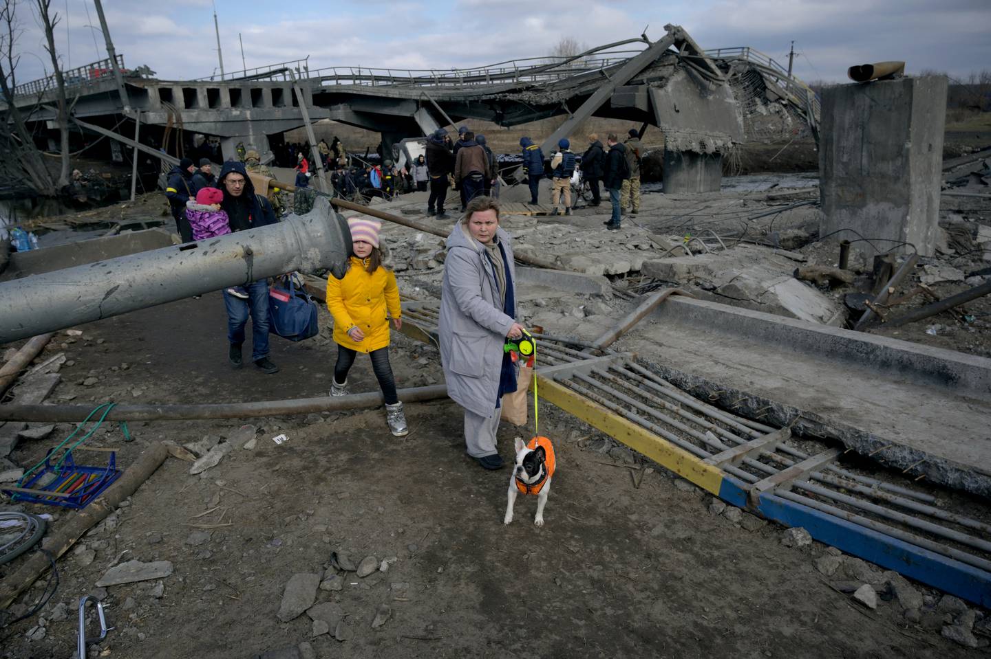 Torsdag er det to uker siden krigen i Ukraina startet. Her går folk blant ødeleggelsen i Romanivka i Ukraina torsdag.