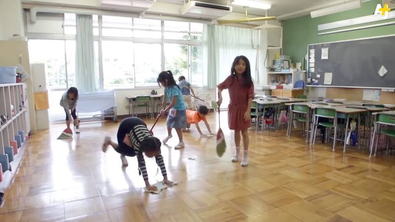 Japanske barn vasker og koster i klasserommet. Skjermdump: YOUTUBE