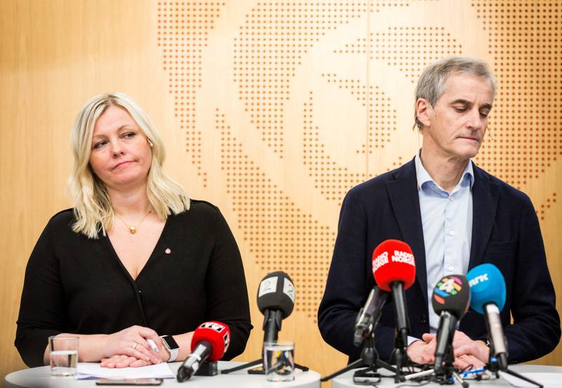 UNDER PRESS: Partileder Jonas Gahr Støre og partisekretær Kjersti Stenseng under gårsdagens pressekonferanse. Foto: Erlend Dalhaug Daae/NTB scanpix