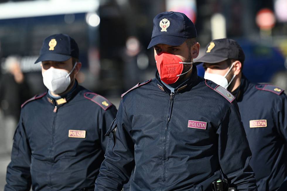 En italiensk politiforening protesterer mot at politifolk gis rosa munnbind. De passer ikke med uniformene og kan skade politiets omdømme, mener fagforeningen.