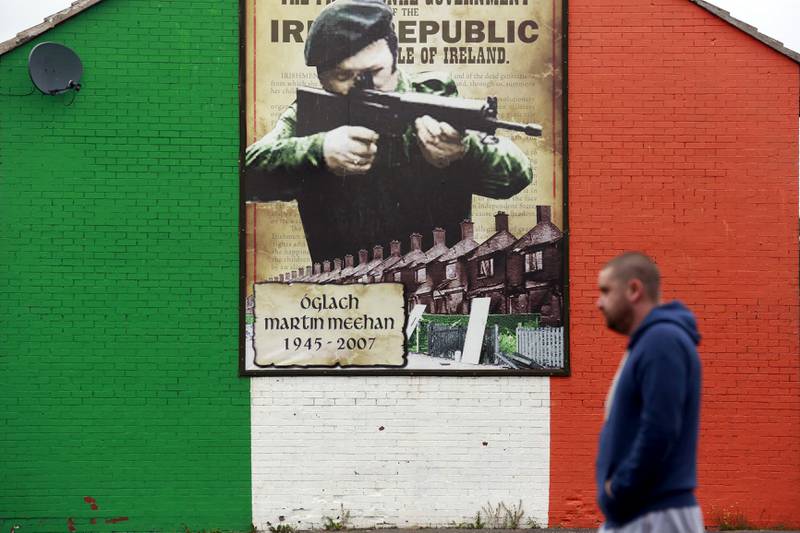 Er IRA fortsatt aktiv? Det strides partene i Nord-Irland om. Den britiske regjeringen har lovet en gjennomgang av de paramilitære gruppene. I går var partene i krisemøte. FOTO: CATHAL MCNAUGHTON/NTB SCANPIX