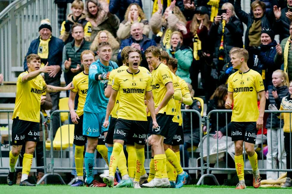 Raufoss-spillerne jubler for scoring mot Strømsgodset i cupen i mars. Foto: Stian Lysberg Solum / NTB
