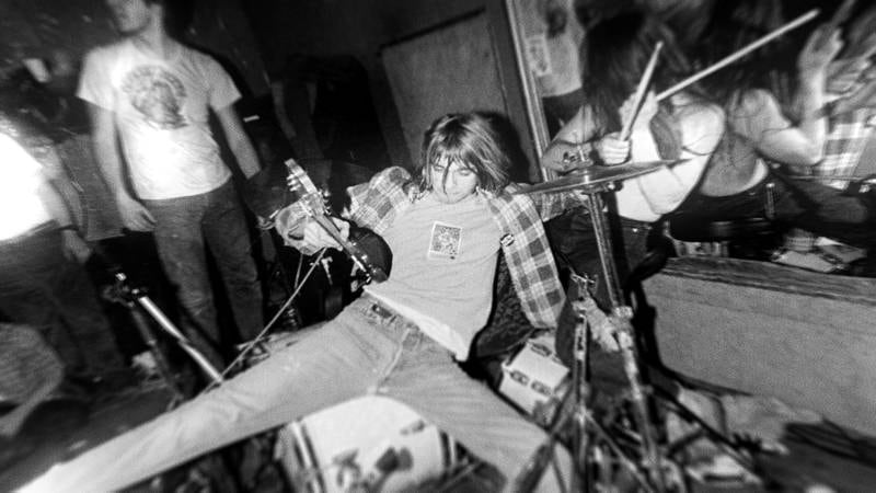 Smells Like Teen Spirit: Kurt Cobain i kjent stil som frontmann i Nirvana. FOTO: CINEMATEKET
