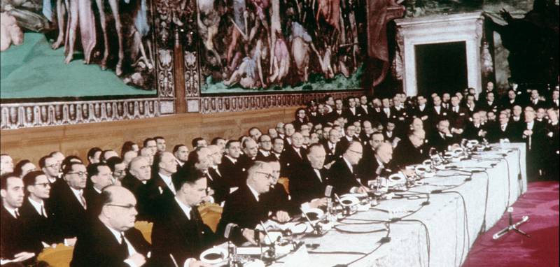 Romatraktaten fra 1957 beskriver målsettingen med samarbeidet som «en stadig nærmere union» mellom medlemslandene. Her fra signeringen i Roma i 1957.