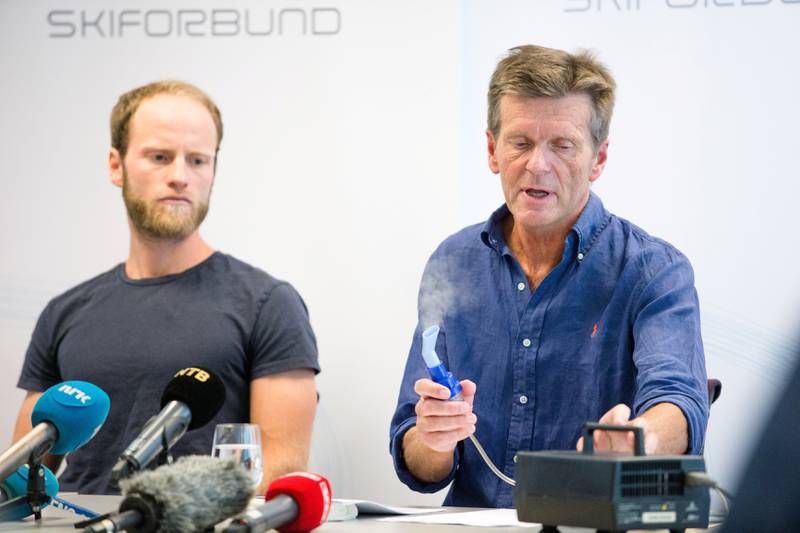 Martin Johnsrud Sundby (t.v.) og landslagslege Knut Gabrielsen på pressemøtet i sommer.