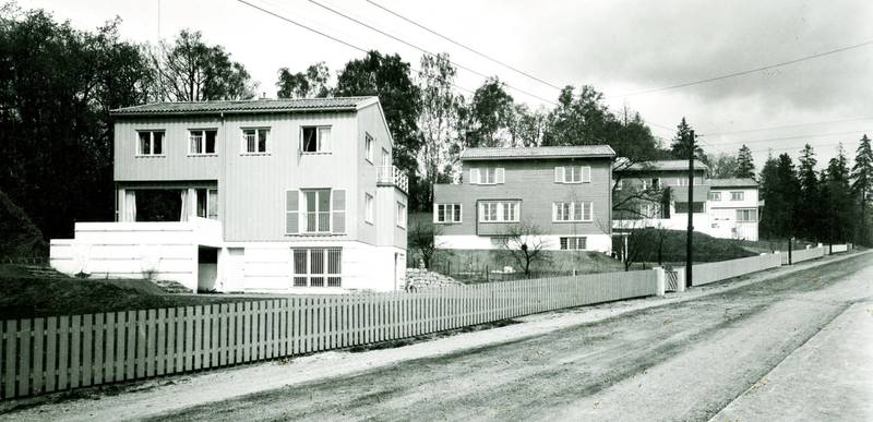 I debatten om boligrekvirering i 1949 ble boligeierne karikert som direktører med frue i villa på byens beste vestkant. Boligeierne som klaget var likevel en blandet gruppe som representerte alle slags strøk og klasser i Oslo og Aker. Det er likevel ikke tvil om at det var bedre plass i byens villaer enn leiegårder. Her fra villabebyggelse på Skøyen i 1937. FOTO: ERIK NÆSS/OSLO BYARKIV