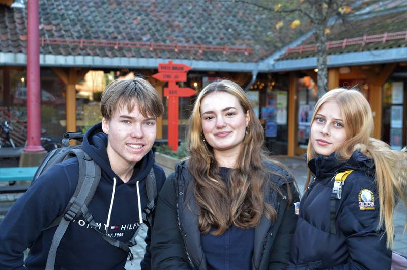 10.-klassingene Adrian Aune, Bleona Selimi og Tuva Raae fra Haugeåsen ungdomsskole synes det var spennende å lære om ulike religioner og etnisitet.