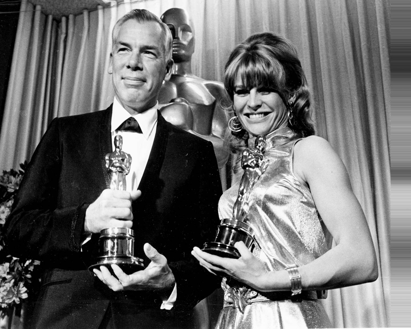 Julie Christie i hjemmesydd dress, sammen med skuespiller Lee Marvin i 1966