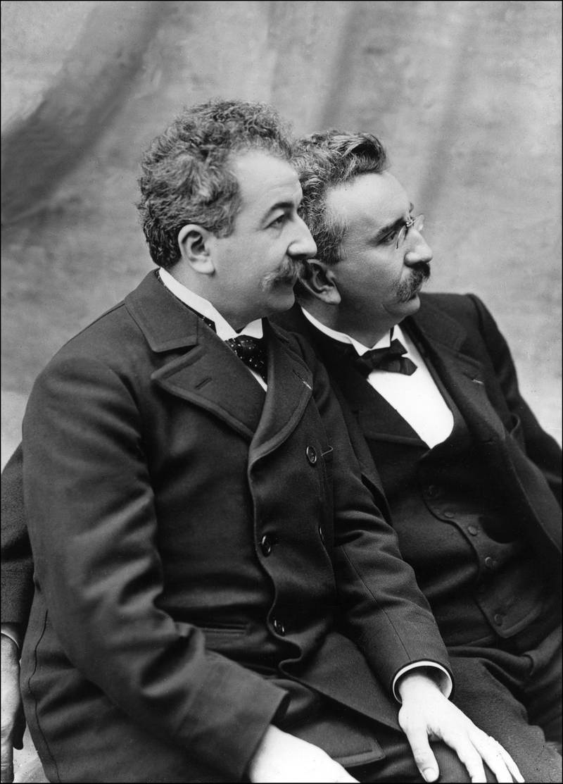 Auguste (1862-1954) og Louis Lumière (1864-1948) fotografert i 1935.