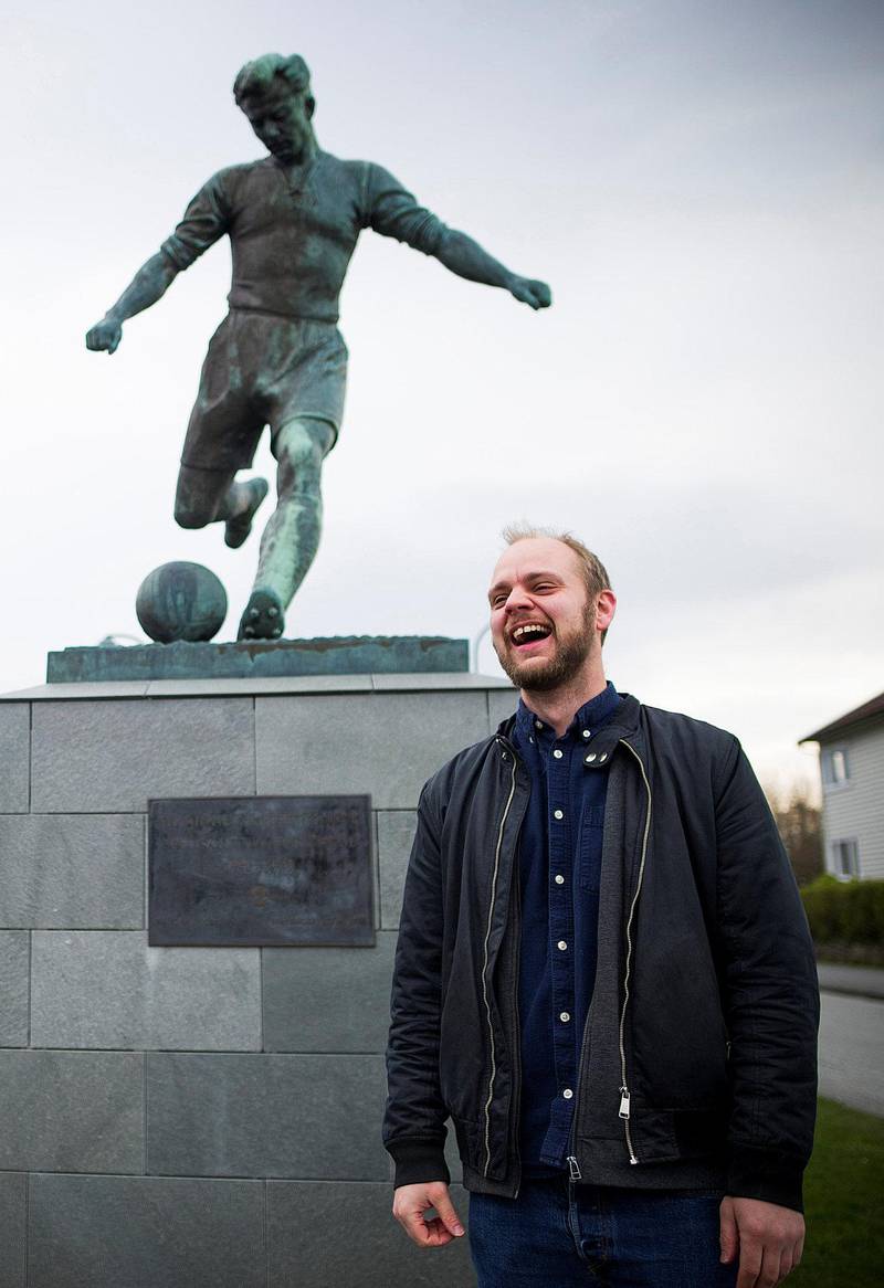 fotballspilleren: Statuen på Reidar Kvammens plass er til minne om idrettsfolk som falt under krigen. Mímir Kristjánsson har nylig skrevet en hyllende artikkel om Reidar Kvammen, fotballspilleren som slo Hitler to ganger.