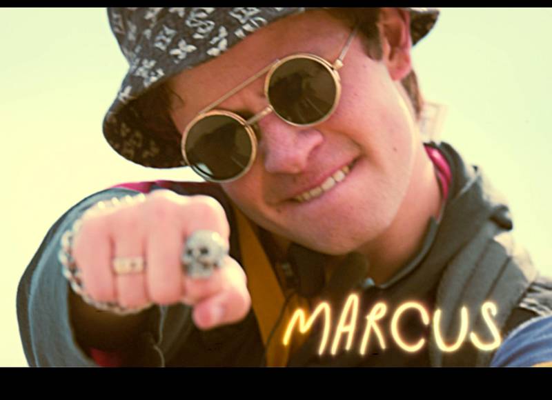 Den unge Manchester-festløven Marcus drar til Ibiza i Netflix-serien «White Lines» – hvor vi også møter ham noenogtjue år etter formtoppen på 90-tallet.
Foto: Netflix