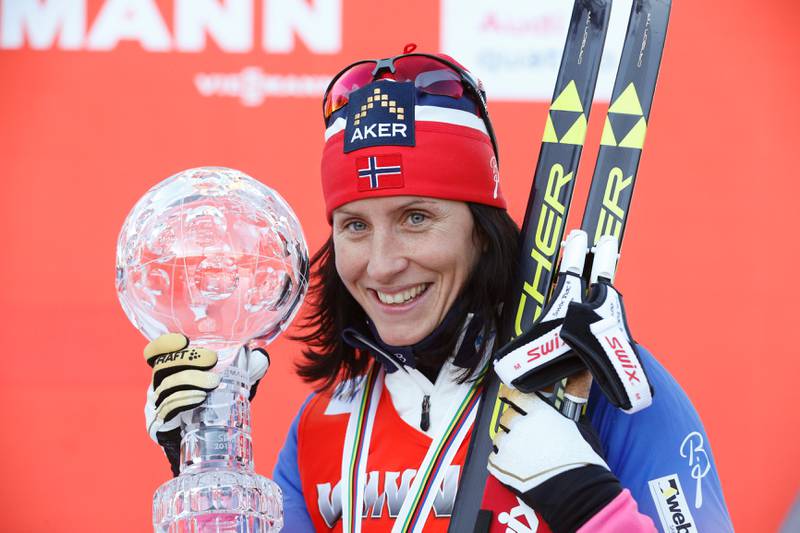 Marit Bjørgen med krystallbeviset om at hun er sesongens beste sprinter. FOTO: TERJE BENDIKSBY/NTB SCANPIX