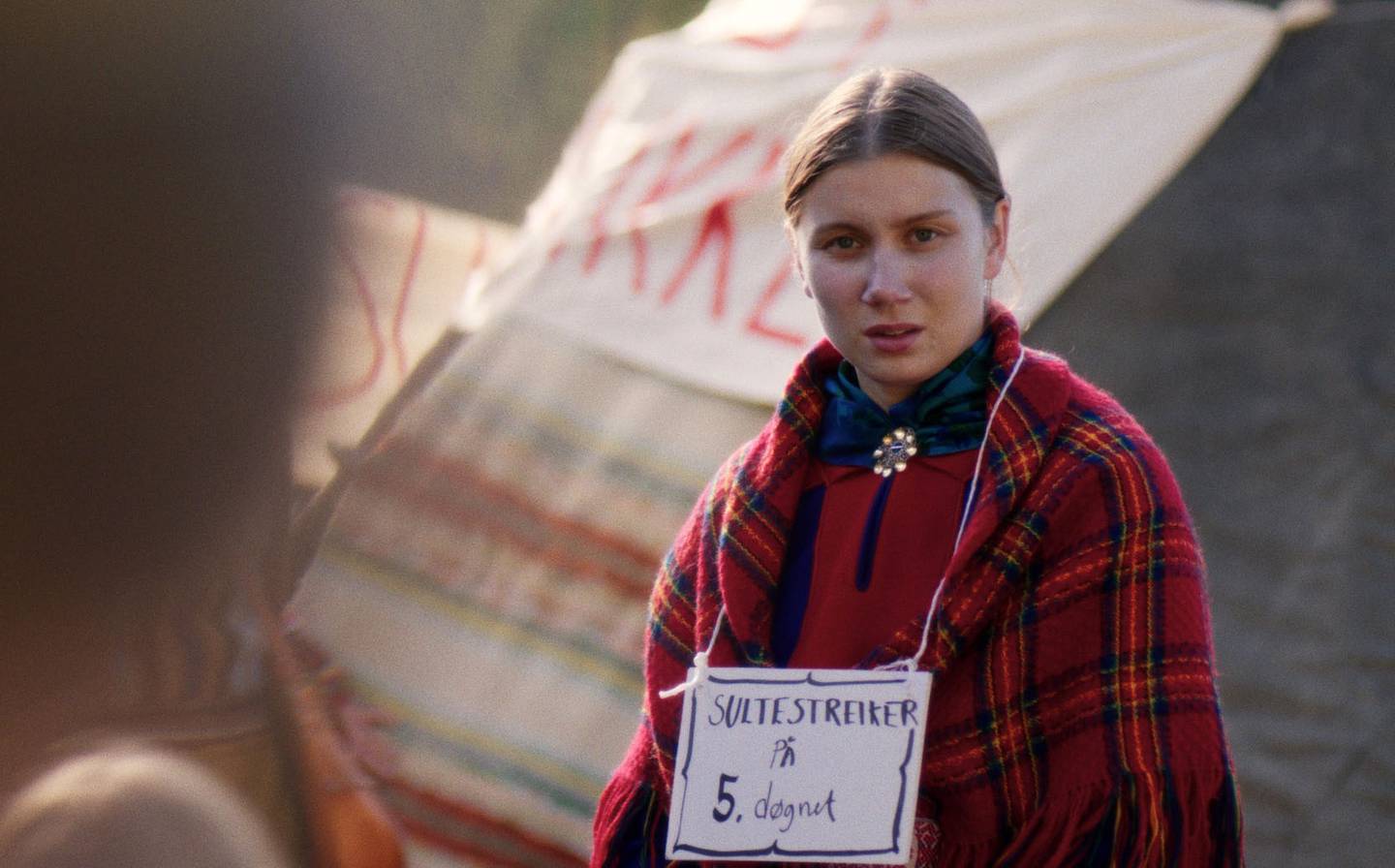 Ella Marie Hætta Isaksen som sjøsamiske Ester i «Ellos eatnu – La elva leve», som skildrer Altasaken – der samiske aksjonister også sultestreiket. Foto: Mer Film
