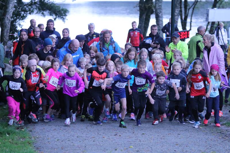 Både barn og voksne deltok i årets Mosvannsløp. Her under 400 meters løpet for barn. Foto: Jan Henrik Heggebø