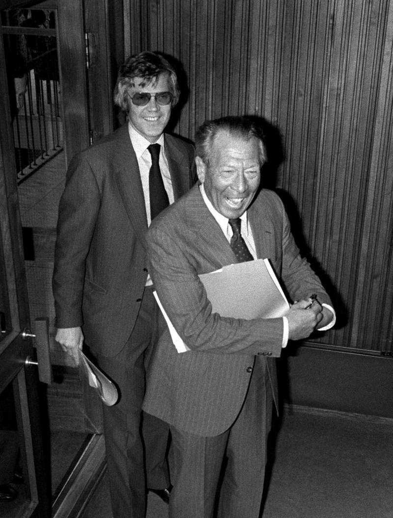 Havrettsminister Jens Evensen og hans statssekretær Arne Treholt i gladere dager på 70-tallet, vel hjemme etter fiskeriforhandlinger i Moskva. Evensen reagerte voldsomt da han i januar 1984 ble fortalt at Treholt var arrestert for spionasje.