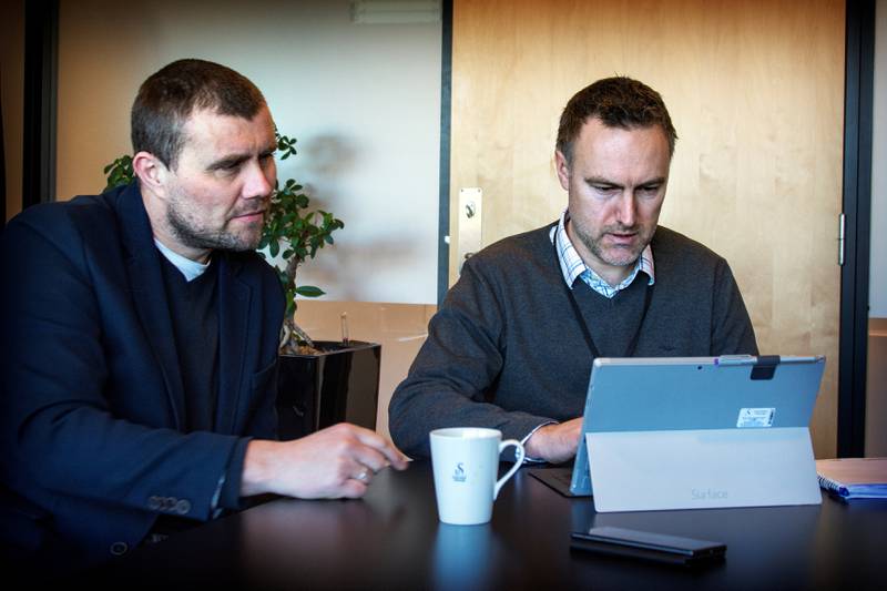 Prorektor Dag Husebø og konstituert utdanningsdirektør Bjarte Hoem er klare for å øke bruken av medbrakt PC. Foto: Roy Storvik