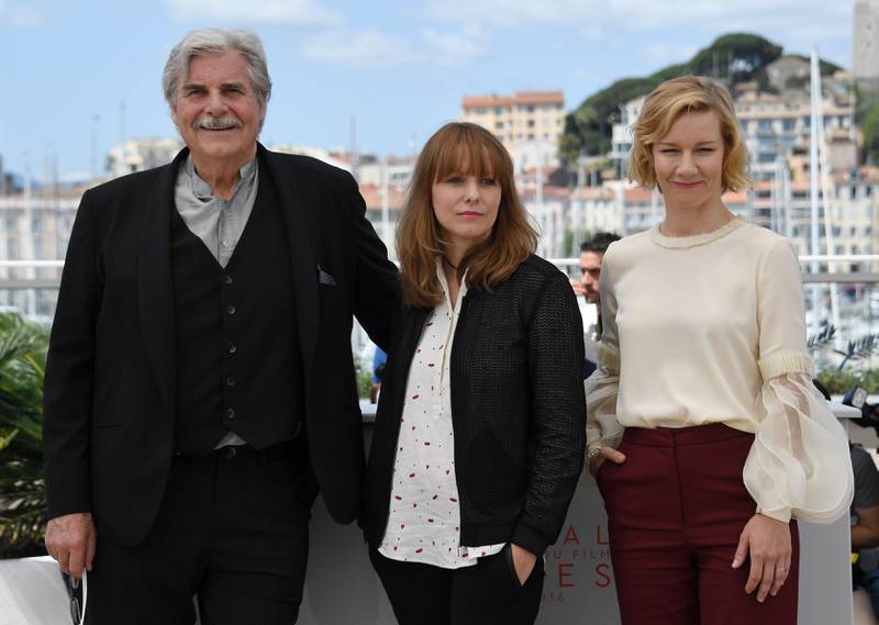 Den tyske regissøren Maren Ade (i midten), her sammen med skuespillern Peter Simonischek og Sandra Huller, har vært storfaritt til Gullpalmen gjennom store deler av filmfestivalen i Cannes.