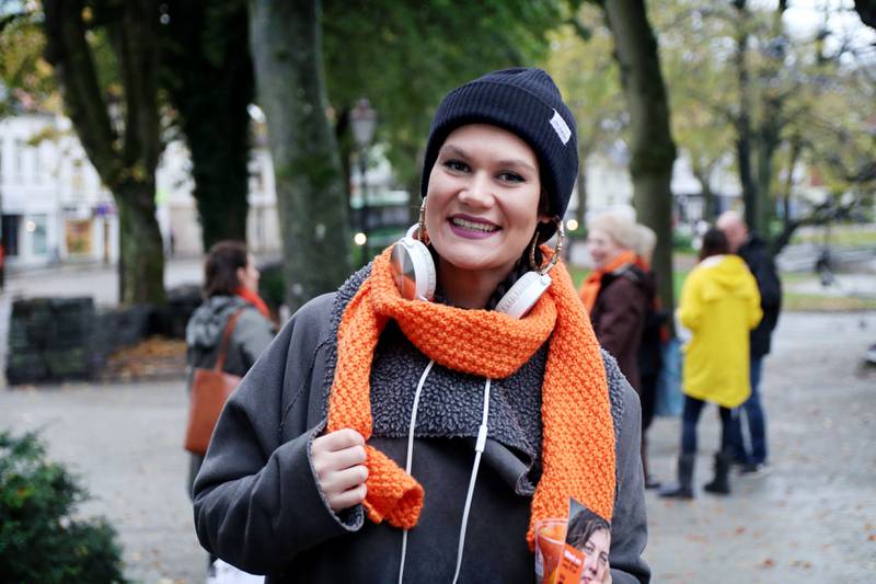 Tamara Eriksen ble veldig glad for det oransje skjerfet hun fikk. Foto: Tone Helene Oskarsen