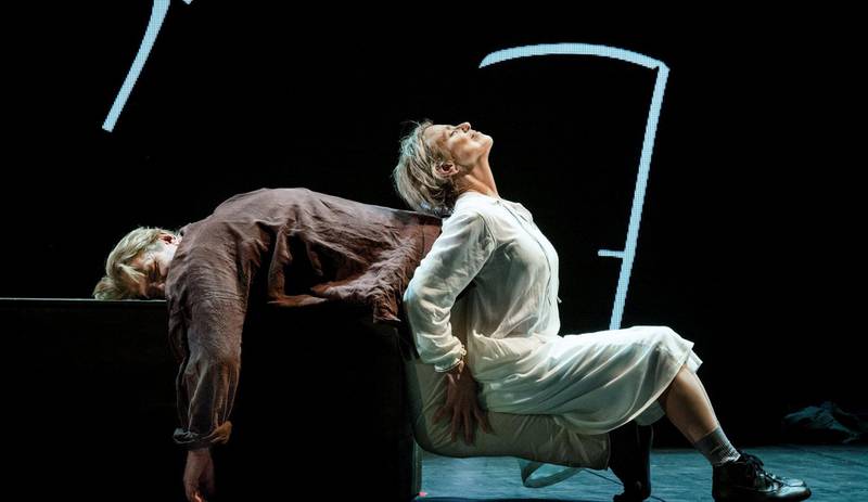 Dramaten i Stockholm er en godtepose med digitalt teater. Her Rolf Lassgård og Stina Ekblad i «Utvandrarna». Foto: Dramaten