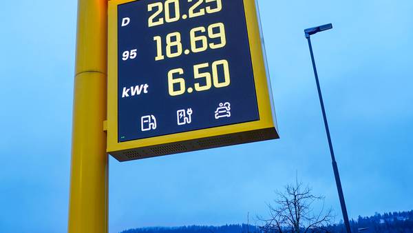 Bensinstasjon i Drammen først ute med strømpris på prisskiltet
