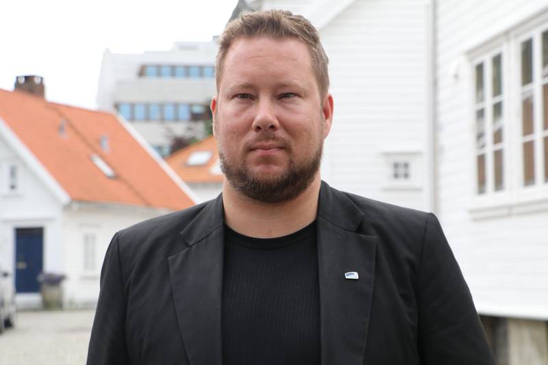 Kommunestyrerepresentant for Høyre, Erlend Jorda, mener at det må settes inn kraftige tiltak mot den stadig økende barnefattigdommen i Stavanger.