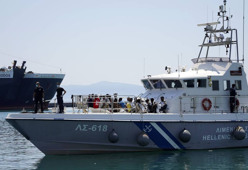 Migrant og flyktninger fra Eritrea på dekket til en gresk kystvaktbåt i Mytilene på Lesvos.
Foto: Panagiotis Balaskas / AP / NTB