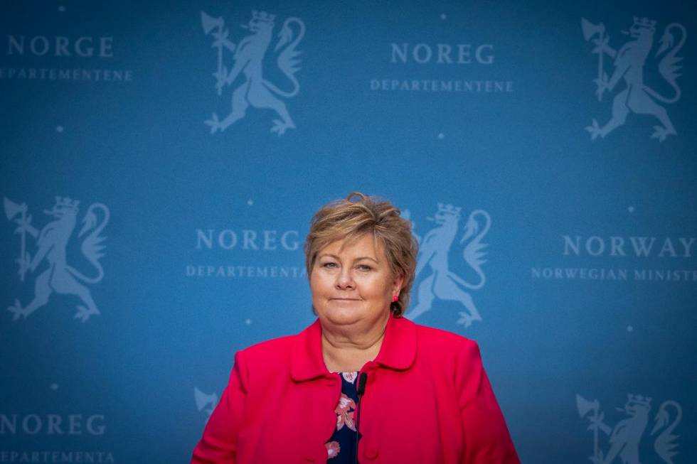 Statsminister Erna Solberg (H) skal fredag holde pressekonferanse hvor regjeringen kommer med nye reiseråd.