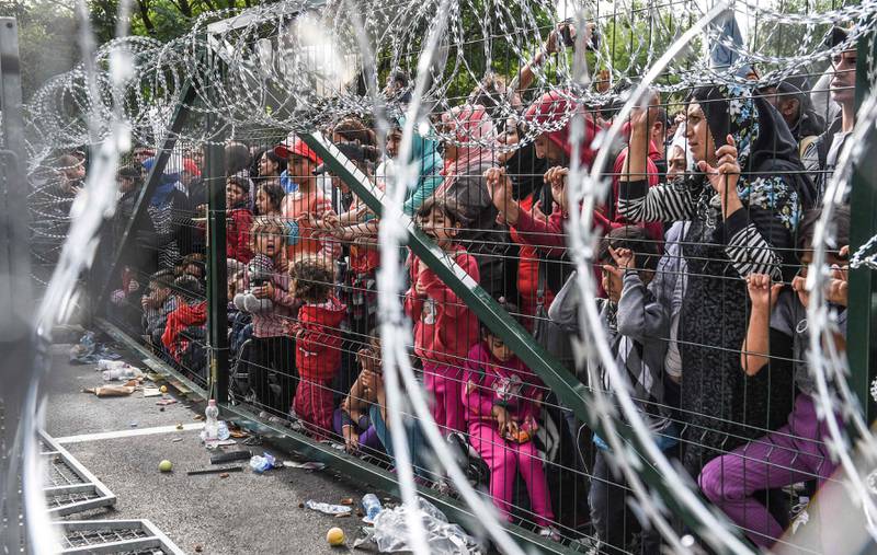 Under flyktningkrisen i fjor sommer fikk Ungarn mye kritikk for piggtrådgjerdet på grensen til Serbia. 