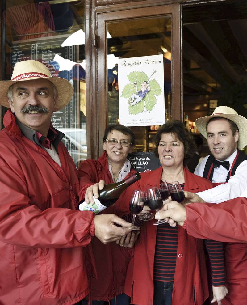 Den tredje torsdagen i november hvert eneste år feires den nye Beaujolais-vinen i Frankrike. Franskmennene fulgte tradisjonen også i år, til tross for terrorhandlingene i forrige uke. FOTO: NTB SCANPIX