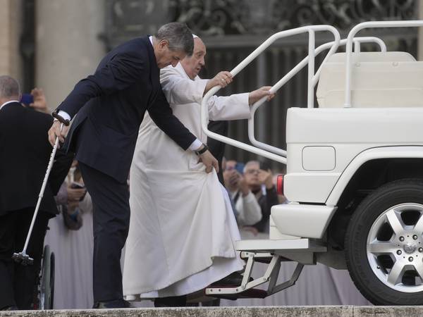 Pavens helse er fremdeles dårlig – klarte ikke gå om bord i pavebilen