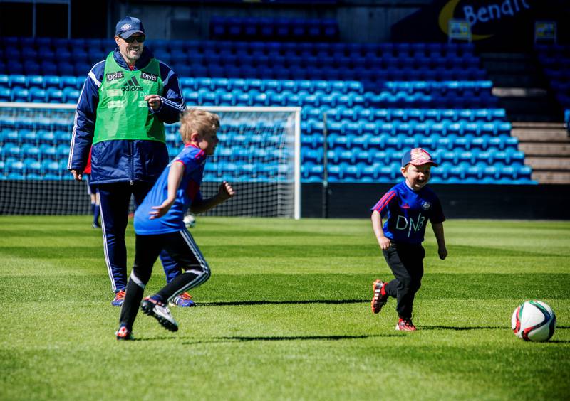 Kjetil Rekdal tar seg også tid til å trene sine barn, Gabriel (3)  og Mikael (7).
