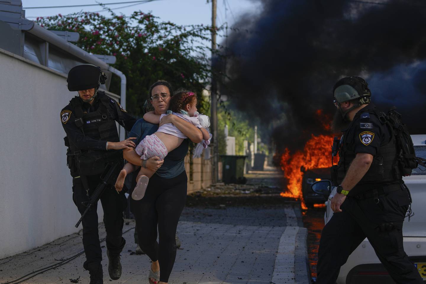 Israelsk politi evakuerer sivile etter et rakettangrep fra Gazastripen mot Ashkelon sør i Israel lørdag.