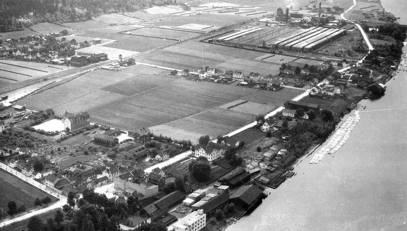 Rødgata: Bebyggelsen mellom skolen og cellulosen i 1939. Jordene tilhører Rødskog gård og Rød gård, og gårdstunene er på hver sin side av Øvre Eikervei. Øverst skimtes Pukerud og Sølfastøya.