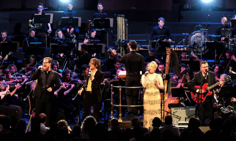 Fire sangere, blant dem norske Susanne Sundfør, og The Heritage Orchestra hyllet en legende i Royal Albert Hall. Her under fellesavslutningen med John Grant (fra venstre), Jarvis Cocker, Susanne Sundfør og Richard Hawley.