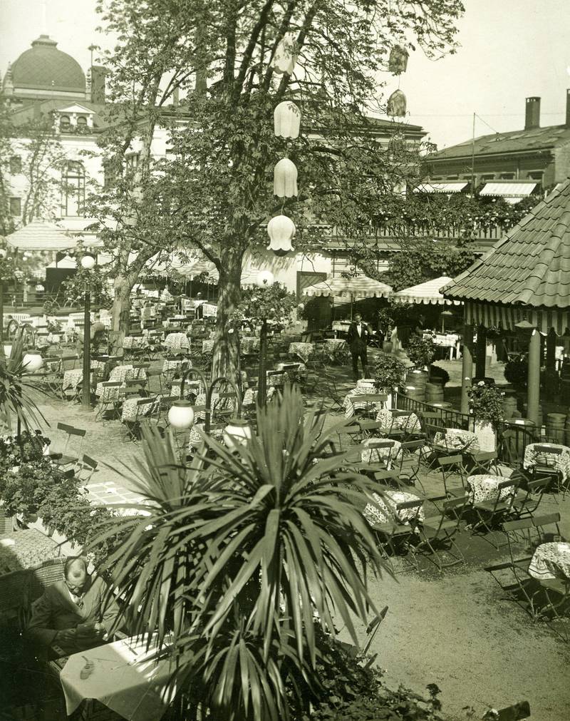 Friluftserveringen til restaurant Den Røde Mølle i Tivoli, ca. 1930.