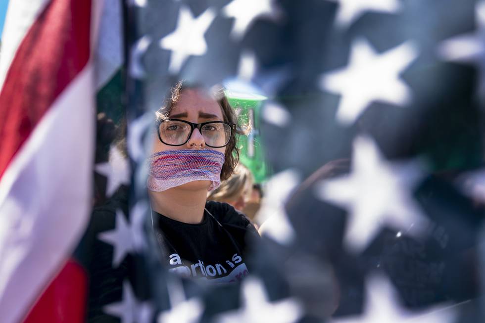 En ting er sikkert, USA går en mørk fremtid i vente, skriver Embla Imset. På bildet: En kvinne demonstrerer 4. juli.