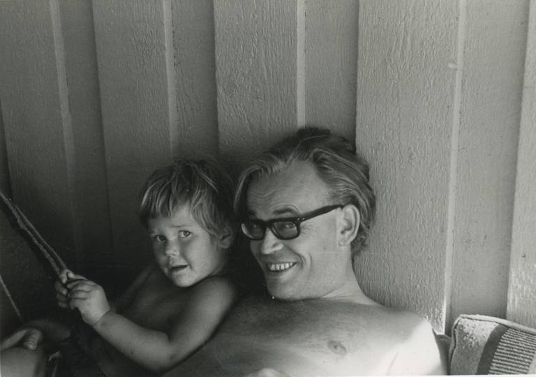Lene Berg og faren Arnljot Berg, på hytta sommeren 1968.