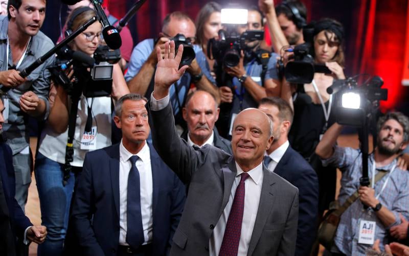 Tidligere statsminister Alain Juppé henter stemmer fra moderate sentrum-høyre-velgere. Her er han i et folkemøte i Strasbourg denne uka. 