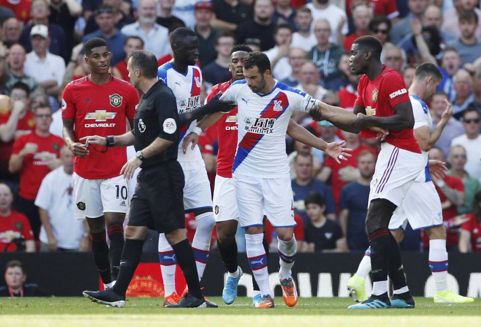 Straffe: Manchester Uniteds spillere trygler om straffe i kampen mot Crystal Palace. FOTO: REUTERS/PAUL CHILDES/NTB SCANPIX