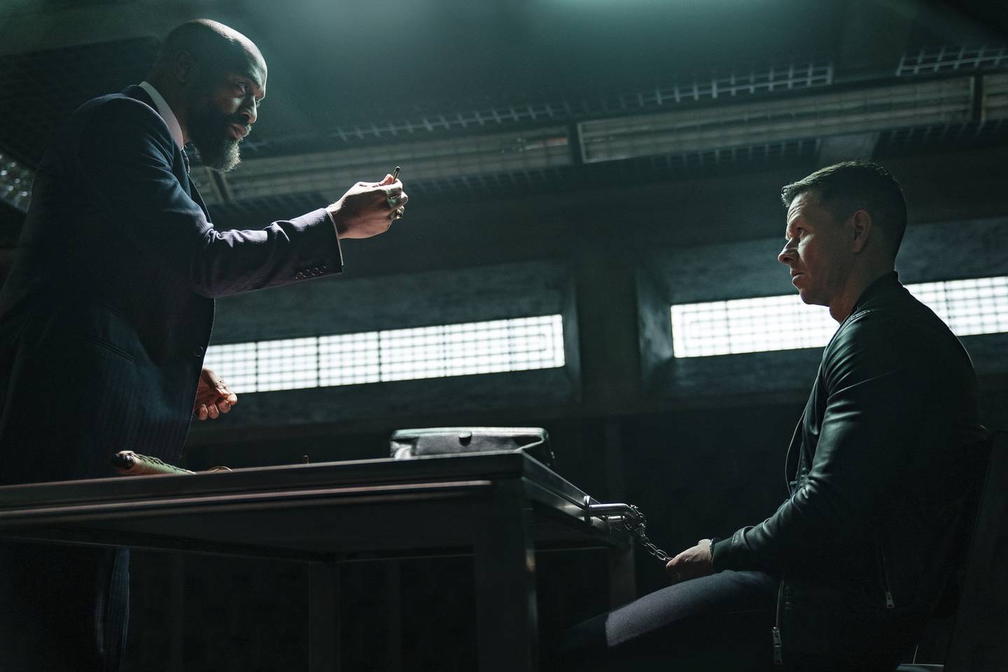 Chiwetel Ejiofor og Mark Wahlberg i «Infinite», science fiction-filmen som slippes på Paramount+ i august er basert på boka «The Reincarnationist Papers».
