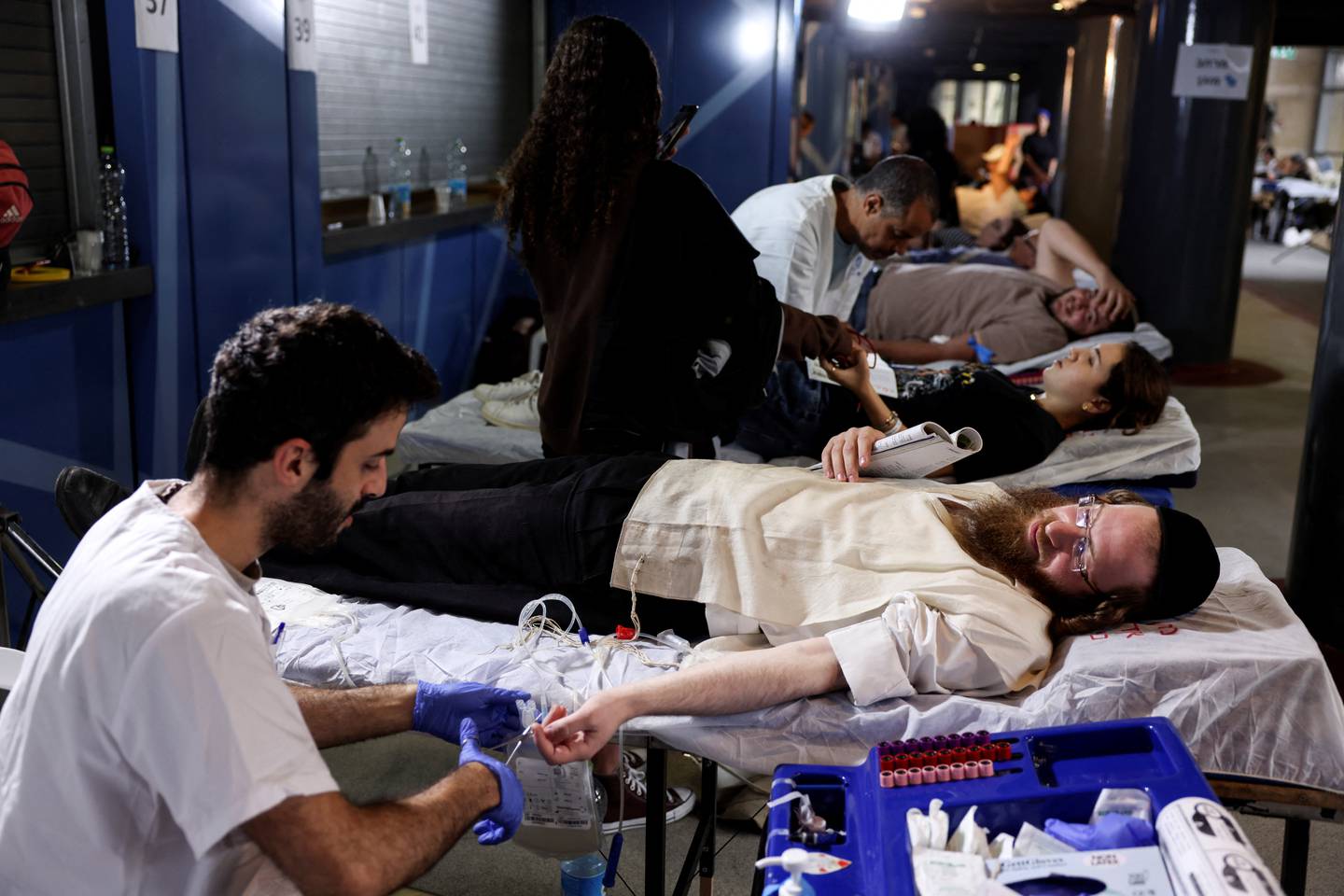 An Ultra-Orthodox Jewish man donates blood as part of a blood-drive following a mass-rampage by armed Palestinian infiltrators into Israel, in Jerusalem October 9, 2023. REUTERS/Ronen Zvulun