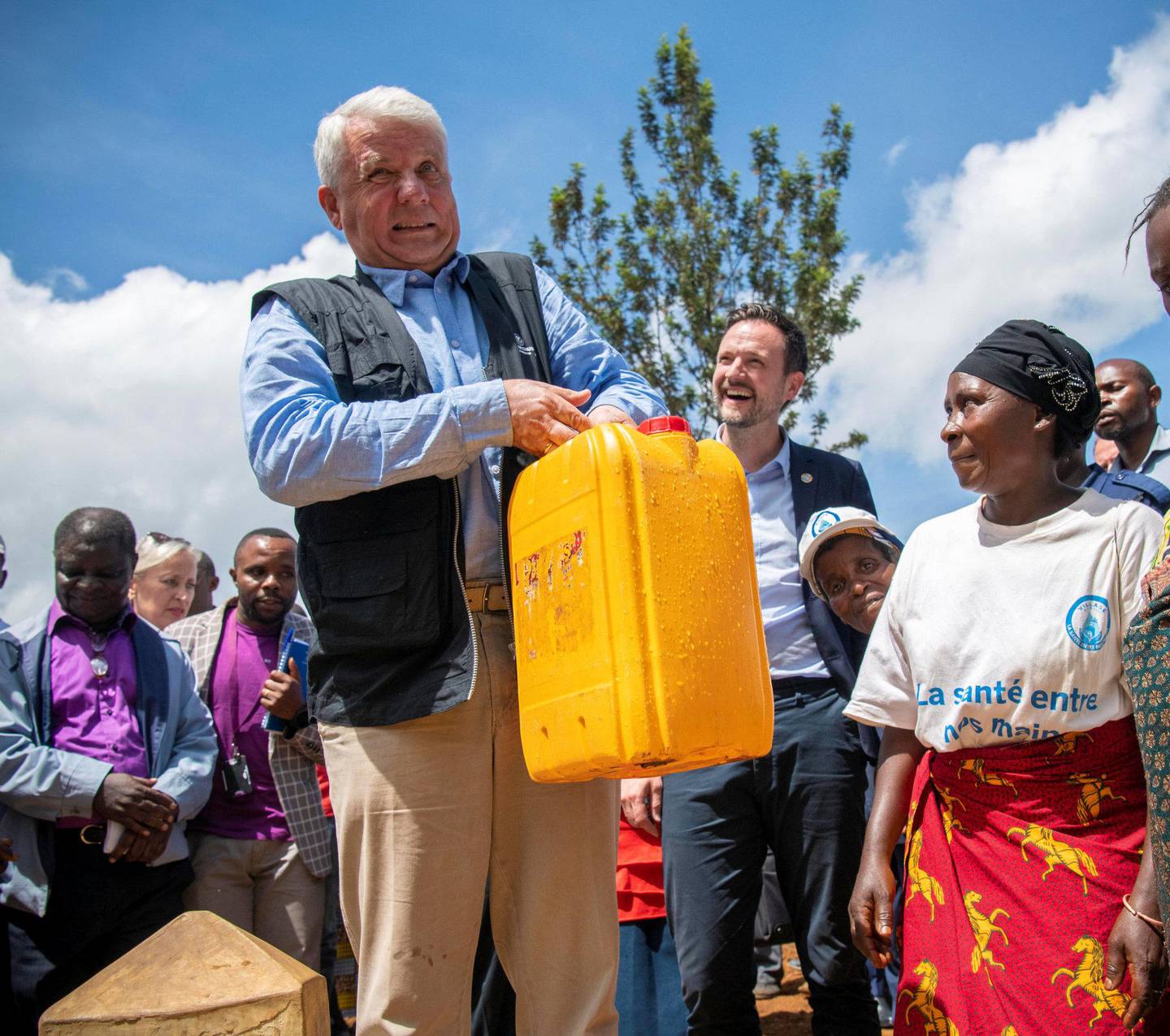 bekymret: Generalsekretær Dagfinn Høybråten i Kirkens Nødhjelp, her under et besøk ved en vannstasjon i Kongo, maner til umiddelbar handling mot klimaendringene. FOTO: HÅVARD BJELLAND/KIRKENS NØDHJELP