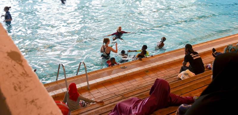 Kun tre til fire barn per instruktør kvalitetssikrer svømmekurset i Mossehallen. FOTO: KAJA KIRSEBOM