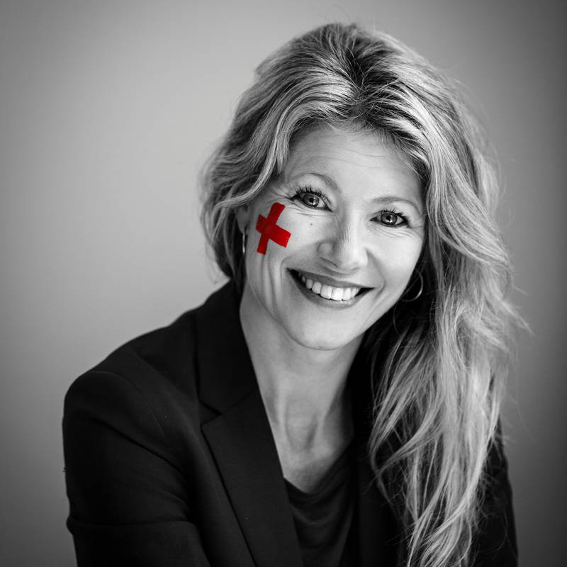Siri Kalvig med det røde korset malt i ansiktet. Foto: Elisabeth Tønnesen