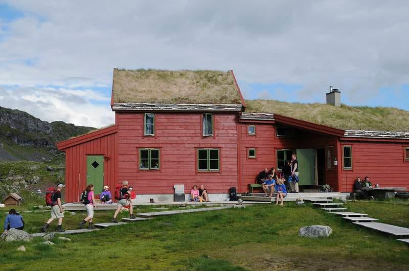 Alle fjellhyttene til Den Norske Turistforening er nå åpne, og daglig leder Preben Falck i Stavanger Turistforening anbefaler spesielt å ta turen innom den betjente turisthytta på Stranddalen.